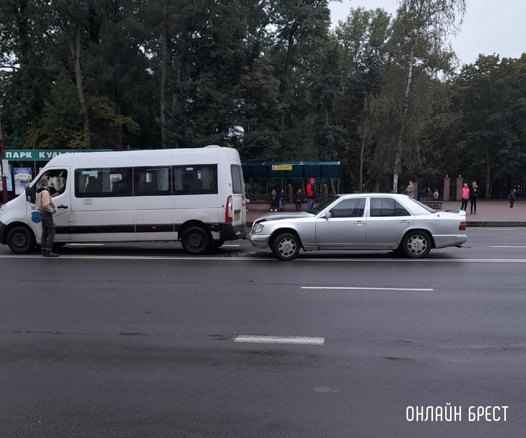 Читатель: Фото сделаны прямо сейчас. В Бресте на Ленина Mercedes въехал в микроавтобус