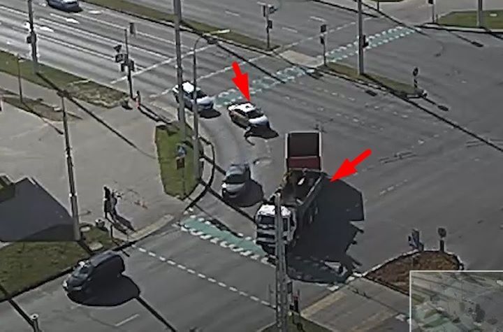 В Бресте на перекрестке грузовик зацепил такси