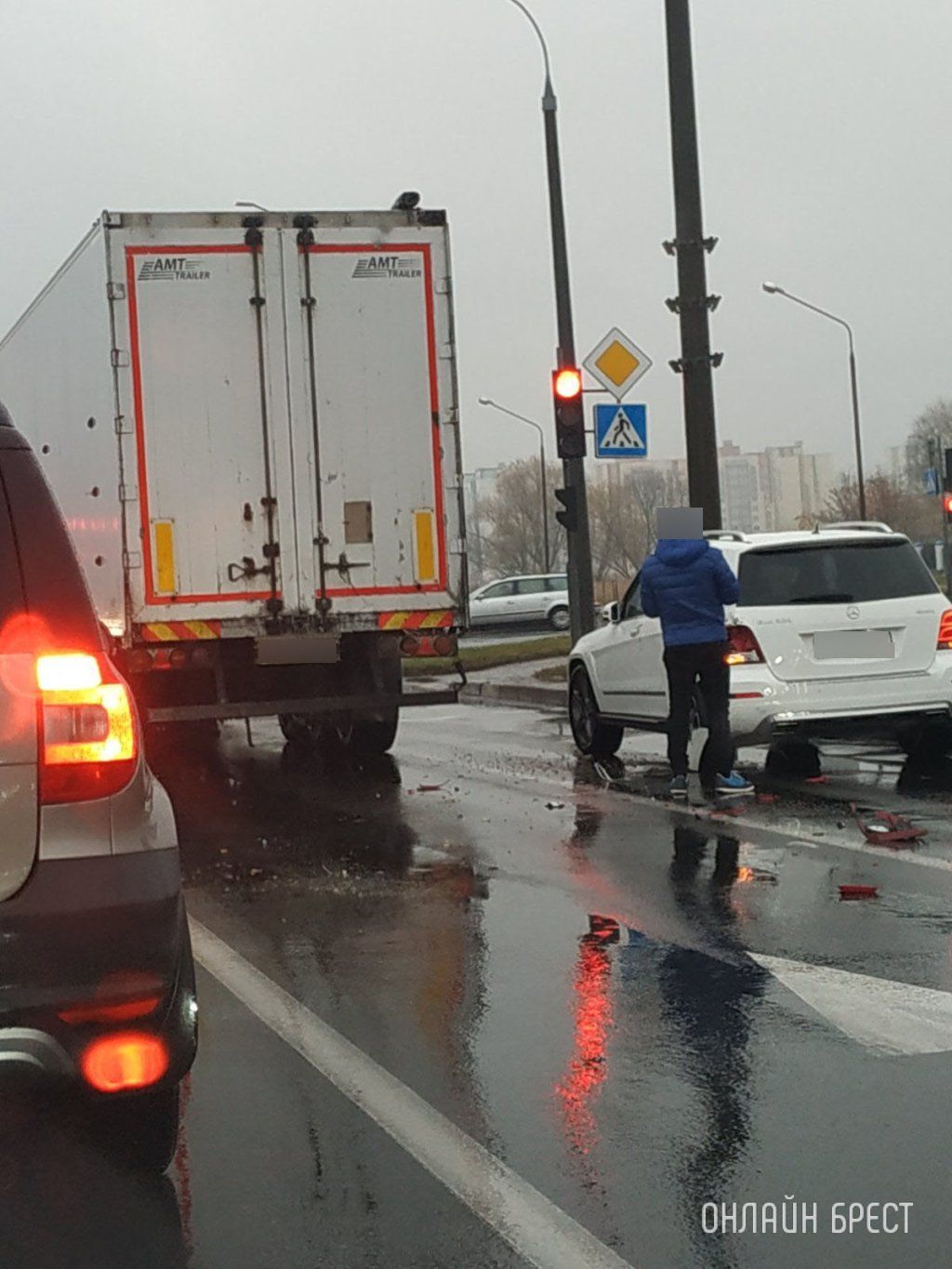 Очевидец: Сегодня утром «Мерседес» попал в ДТП в Бресте на Окт. Революции