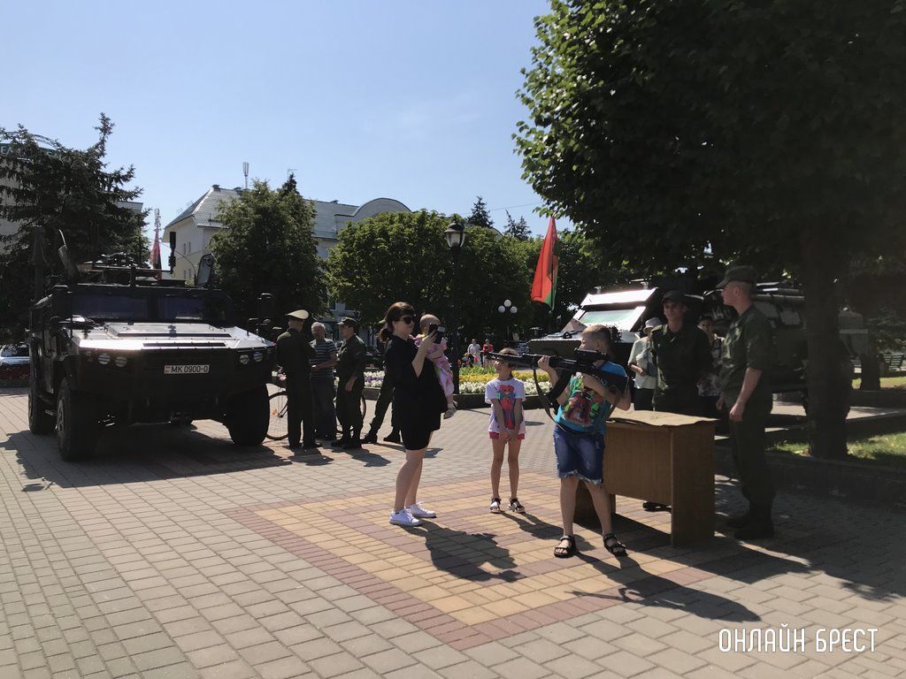 Читатель: Сегодня в Кобрине. Выставка военной техники