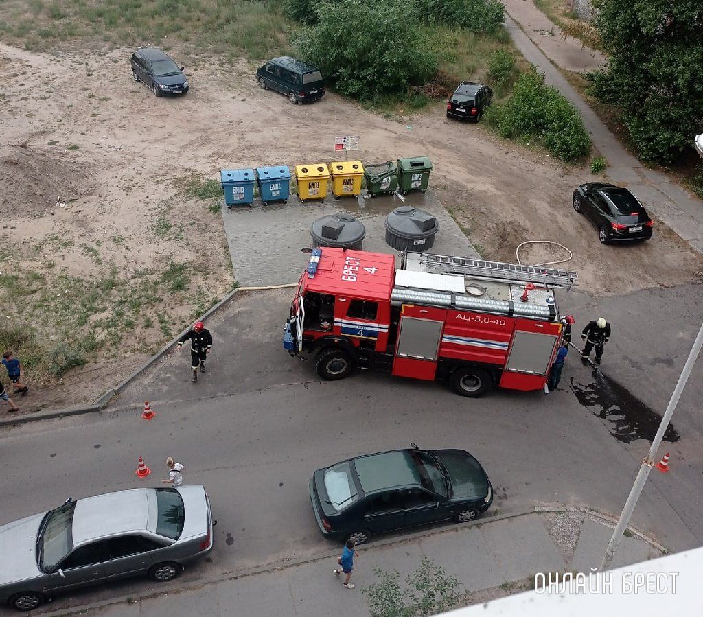 Читатель: В Бресте на Рябиновой кто-то умудрился поджечь бак с бумагой