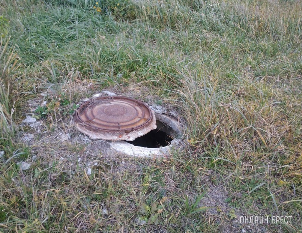 Читатель: Куда звонить? У нас канализационный колодец (метров 6-7 глубина) постоянно открыт, туда даже заглядывать страшно