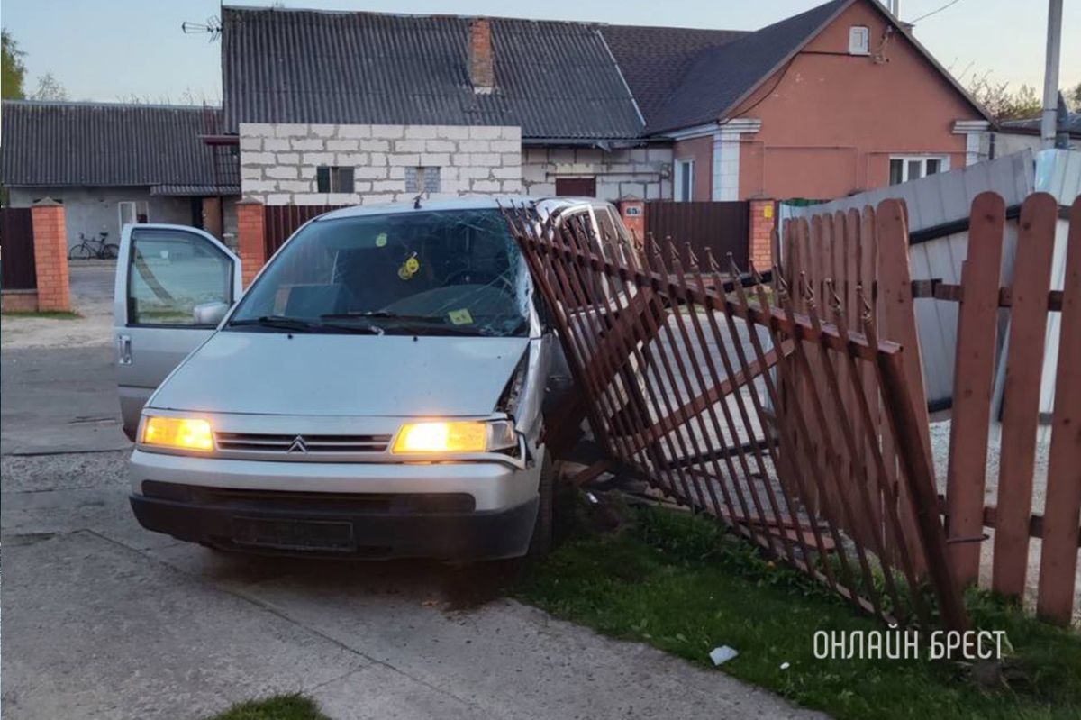 Читатель: Сегодня в Бресте на ул. Богданчука водитель Citroen въехал в забор