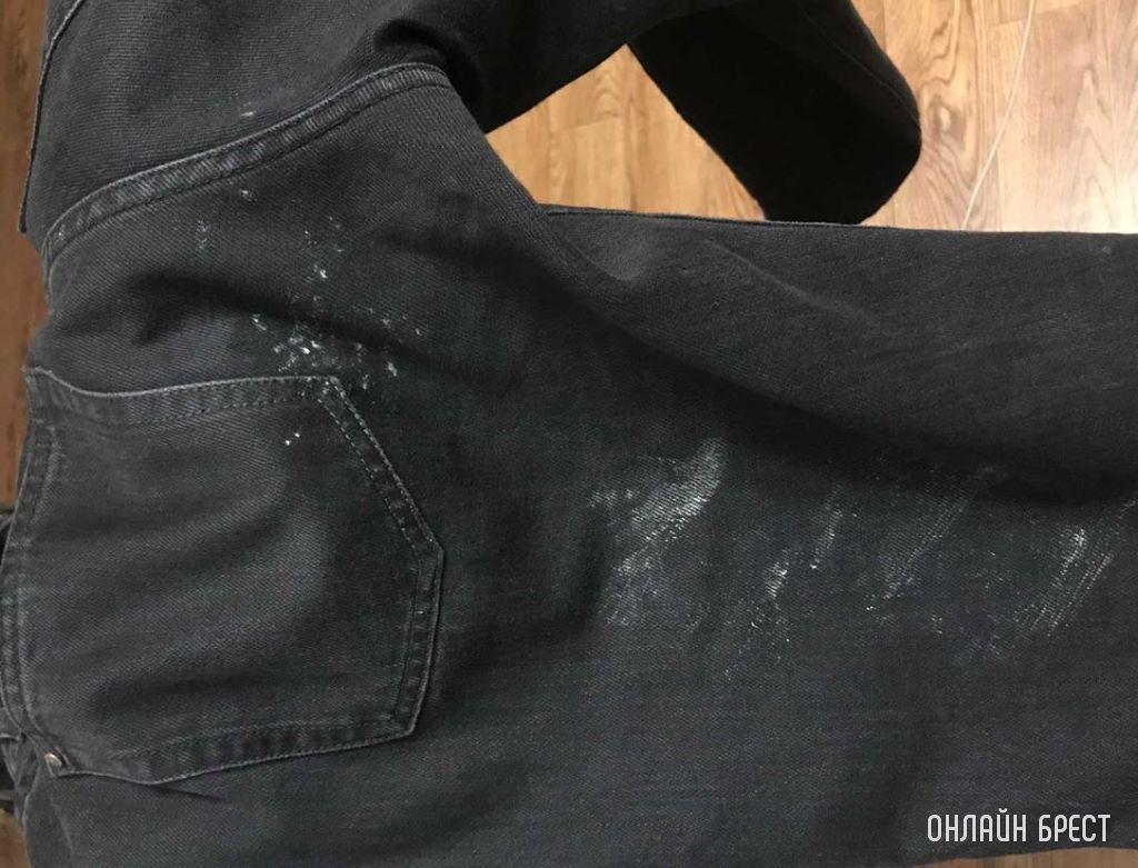 В Бресте на Набережной покрасили скамейки. Обозначений на них не было, что они покрашены, краска не высохла