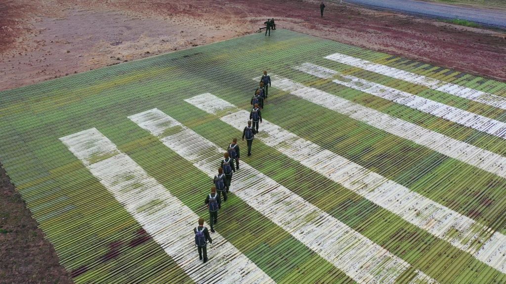 Брестские десантники совершают первый прыжок с парашютом. Видео