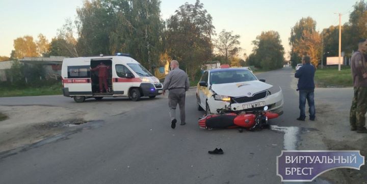 В Кобрине водитель такси столкнулся с мотоциклом