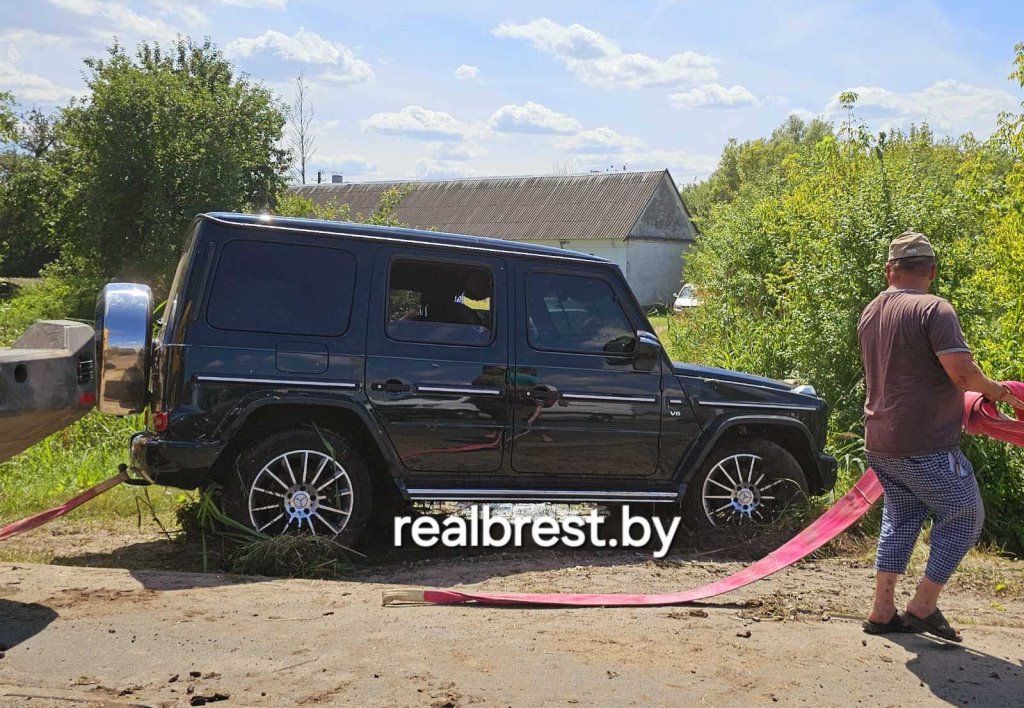 Очевидец: В Бресте Mercedes оказался в кювете. Подробности неизвестны