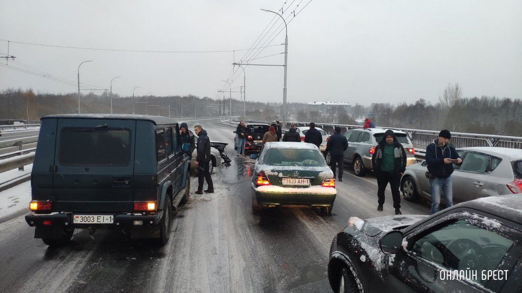 Читатель: Несколько машин столкнулись на Гузнянском мосту в Бресте