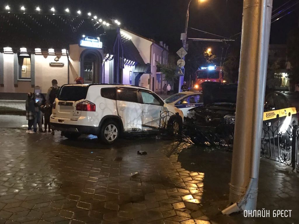 Фотографии с места происшествия. В Бресте на перекрёстке ул. Гоголя - ул. Карла Маркса произошло ДТП с участием такси