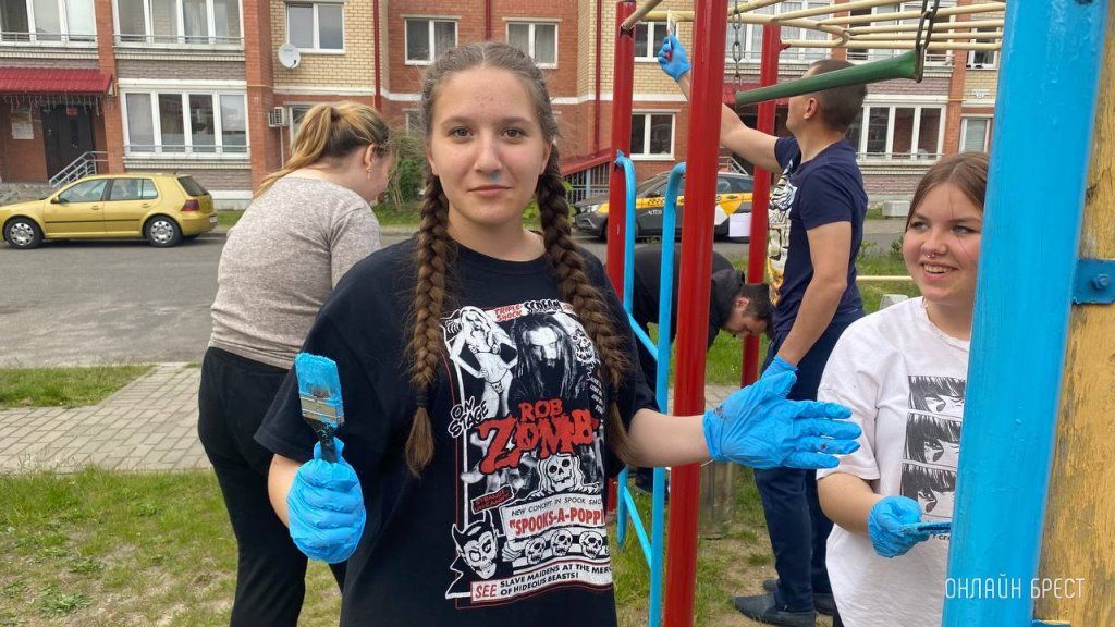 Молодые семьи города Бреста благоустраивали детскую площадку по улице Брестских дивизий