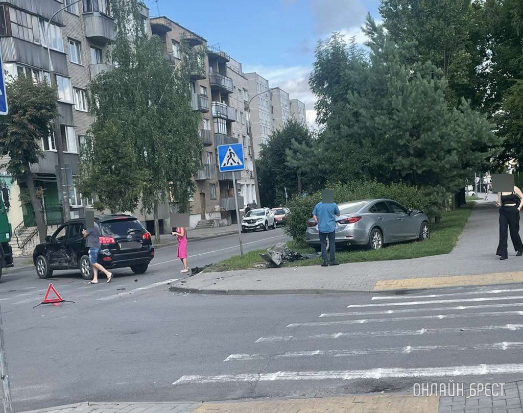 Читатель: В Бресте на перекрёстке улиц Пушкинская-Кирова столкнулись автомобили