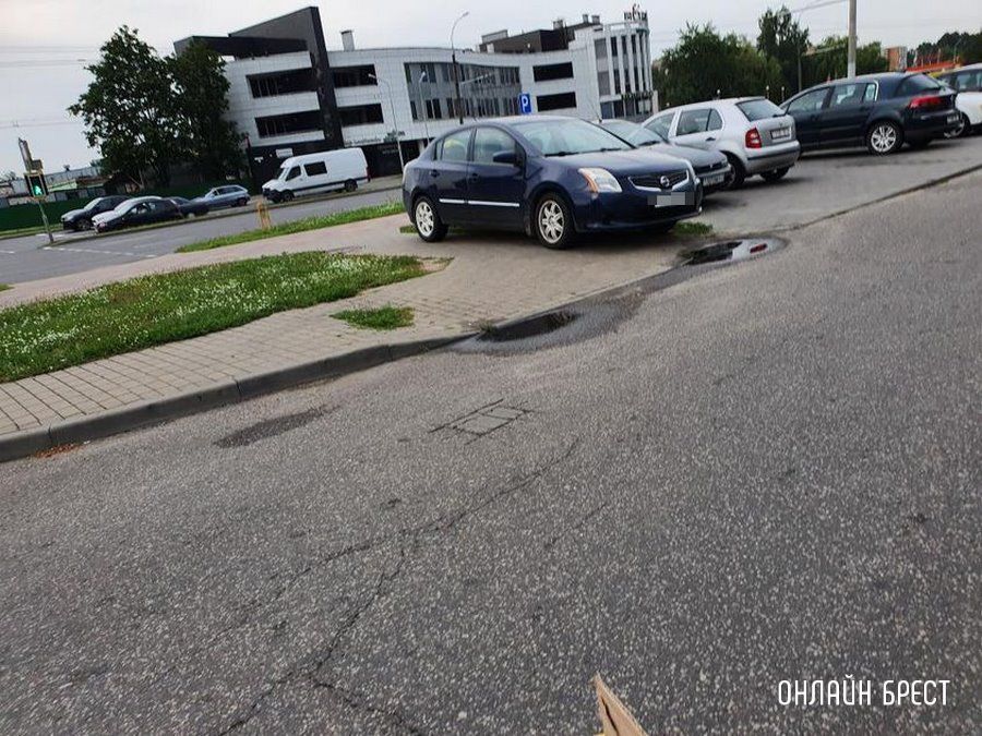 Читатель: Я понимаю, что мест возле Грошыка на Я.Купалы мало, но это как-то уже слишком