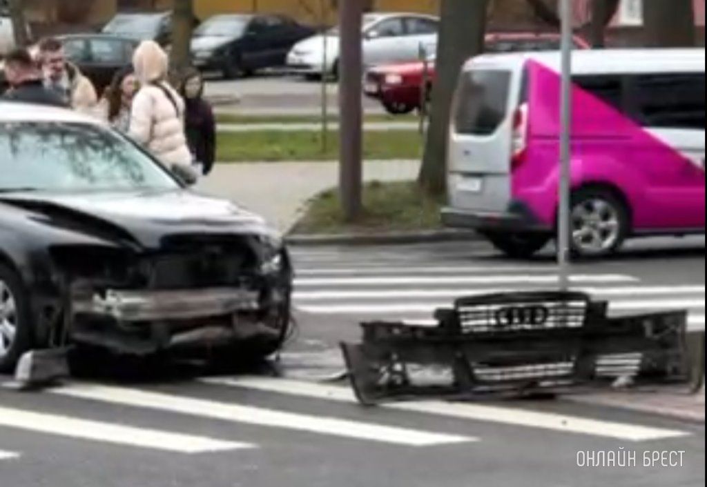 Очевидец: Жесткое ДТП произошло сегодня в Бресте на перекрёстке улиц Гоголя - К.Маркса
