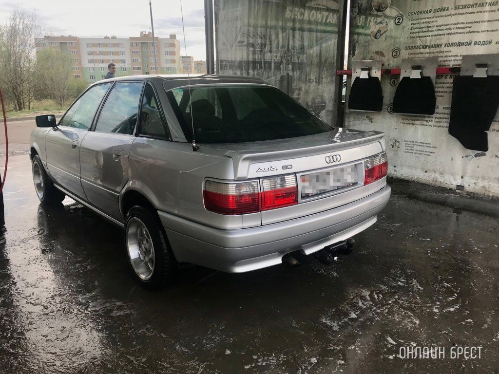 Читатель: Старая, но очень ухоженная Audi 80. Фото сделаны в Кобрине