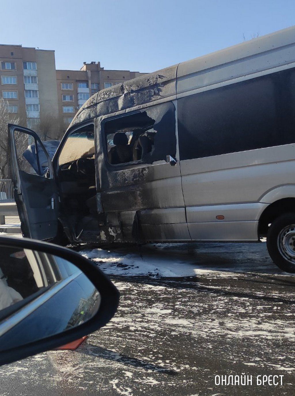 Очевидец: В Барановичах на путепроводе загорелся микроавтобус