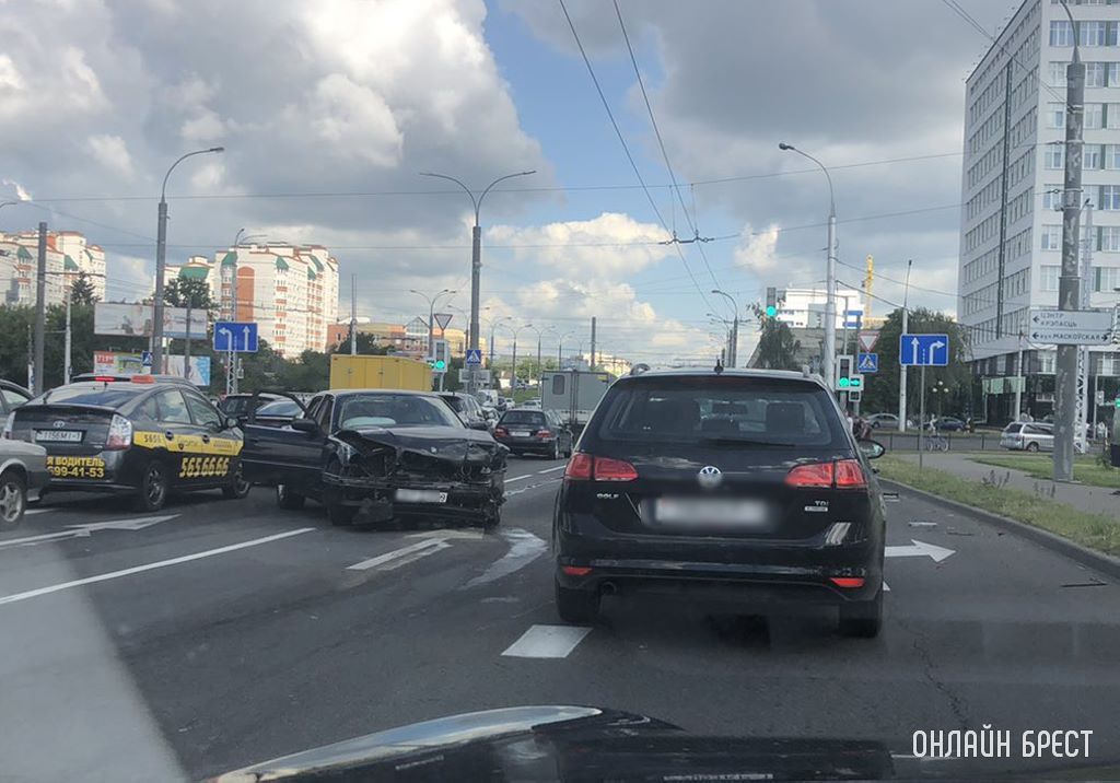 В Бресте на ул. 28 Июля серьёзно столкнулись автомобили