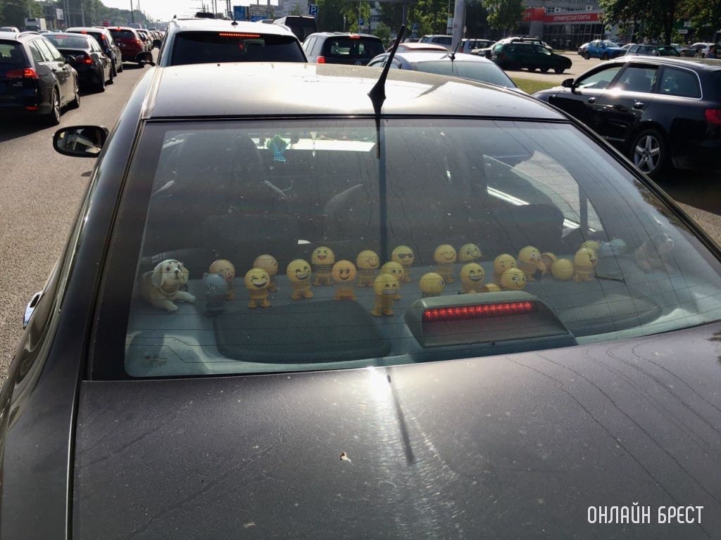 Настроение может улучшиться, даже стоя в пробке, когда напротив такая машина