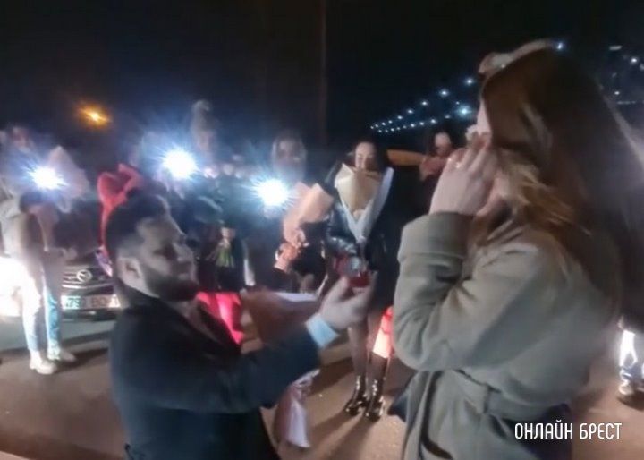 Читатель: Сегодня в Бресте водитель такси сделал своей девушке предложение руки и сердца. Это было очень мило!