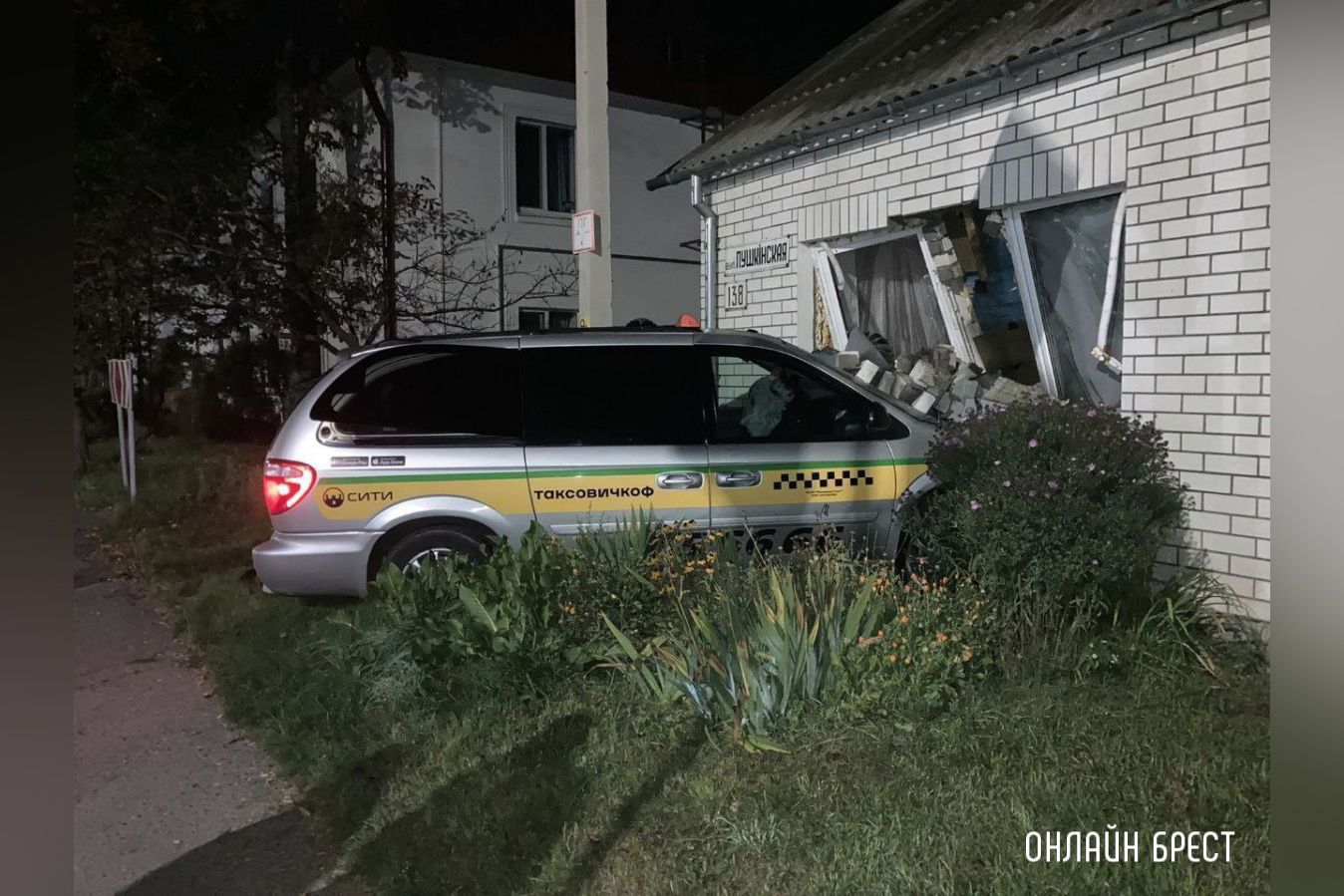 Вот так выглядит дом изнутри, в который ночью в Бресте врезался автомобиль такси