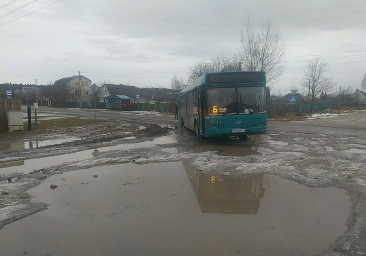 Опасные ямы: в Пинске второй раз за день автобус сел на мель
