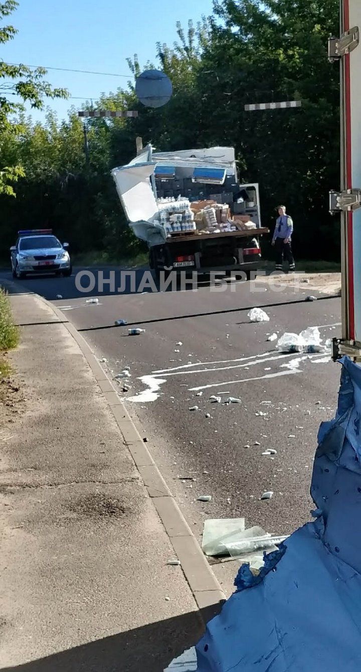 Читатель: Необычное ДТП произошло в Бресте на ул. Шевченко. Грузовик не смог проехать под мостом