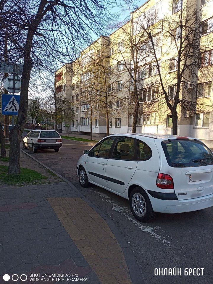 Читатель: Прям на пешеходном! Так паркуются в Бресте :)