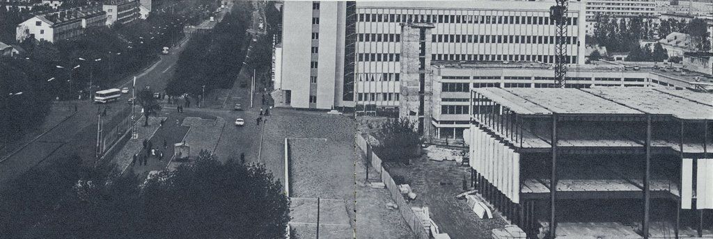 Посмотрите на старые фотографии ЦУМа в Бресте. На одной из фотографий можно увидеть, как он строился