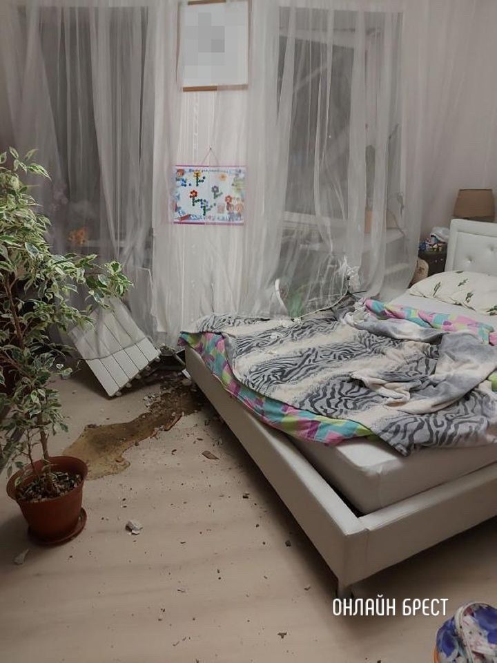 Вот так выглядит дом изнутри, в который ночью в Бресте врезался автомобиль такси