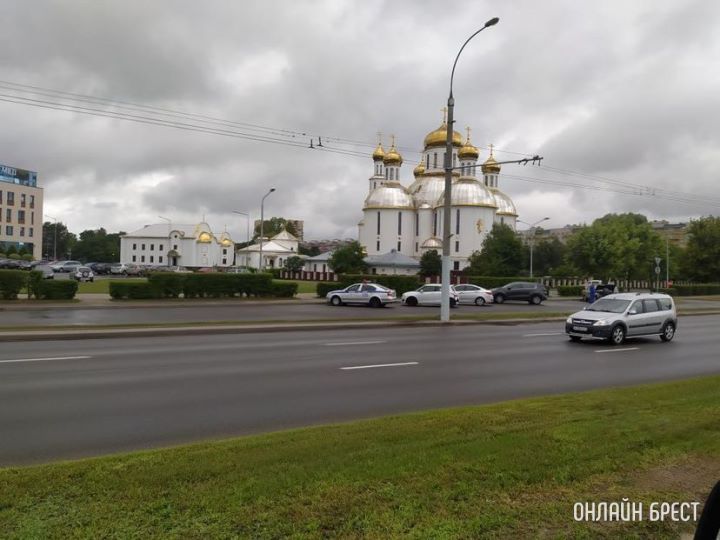 В Бресте на проспекте Республики «Мерседес» попал в ДТП