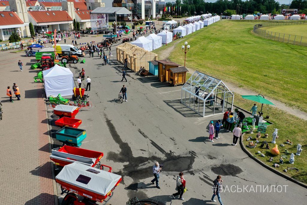 В Бресте возле Ледового проходит выставка-ярмарка «Садовый маркет»