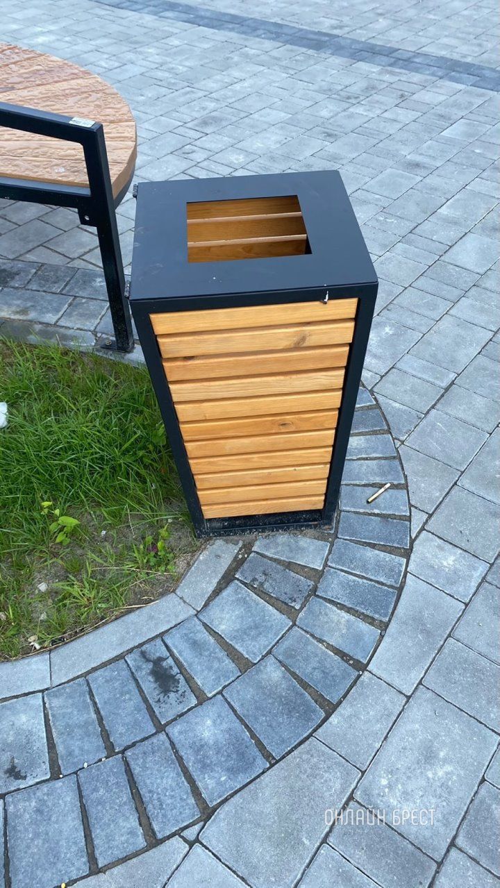 Читатель: Почему урны без дна? Или здесь должны быть мешки для мусора? Или так и должно быть? Что скажете? Брест, ул.Вульковская