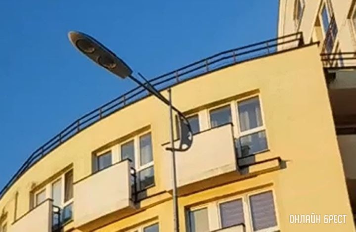 Читатель: Шатается световая опора на углу бульвара Космонавтов и Пушкинской шатается. Опасно ли это?