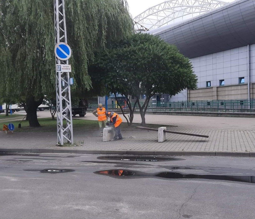 В рамках месячника по благоустройству сотрудники КУП «Брестское спецпредприятие»  обновили скамейки около ЦОР «Виктория»