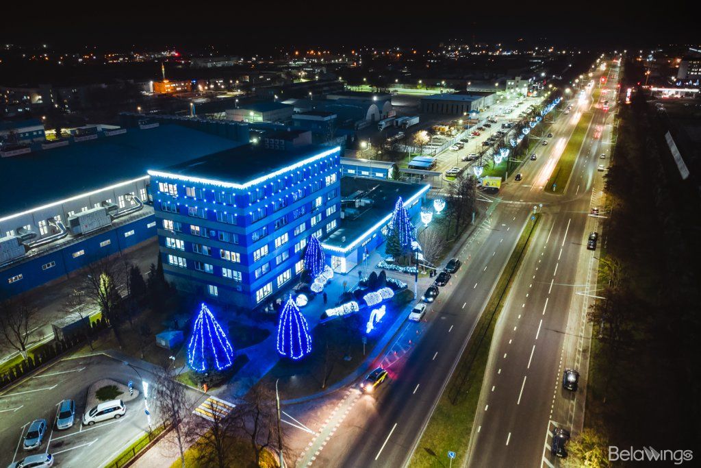 На фасаде логистического центра «Савушкин продукт» появилась огромная лазерная анимация