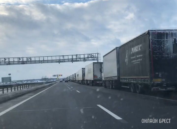 Читатель: Очередь с М1 на Козловичи. Видео снято сегодня