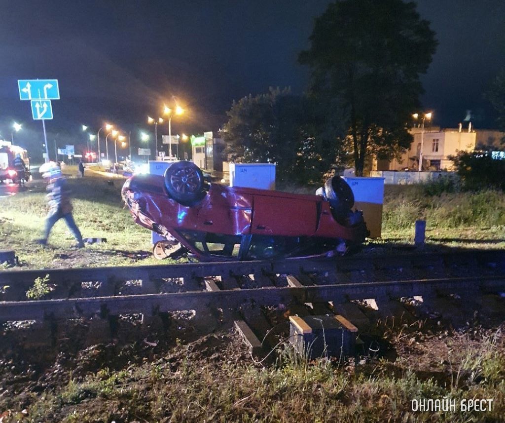 В Бресте на Красногвардейской перевернулся автомобиль. На месте происшествия работают экстренные службы