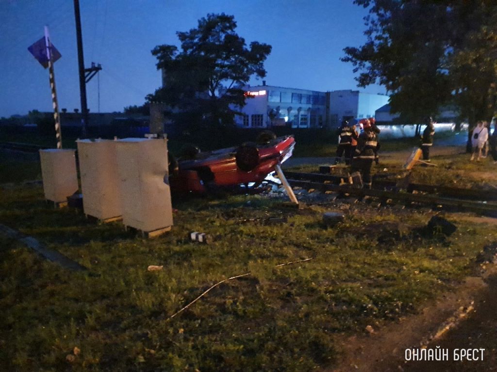 В Бресте на Красногвардейской перевернулся автомобиль. На месте происшествия работают экстренные службы