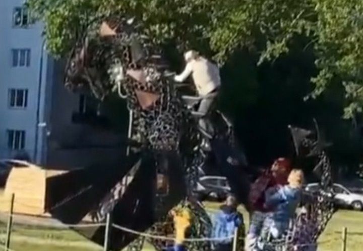 Читатель: А разве можно забираться на дракона? Видео снято в Бресте.