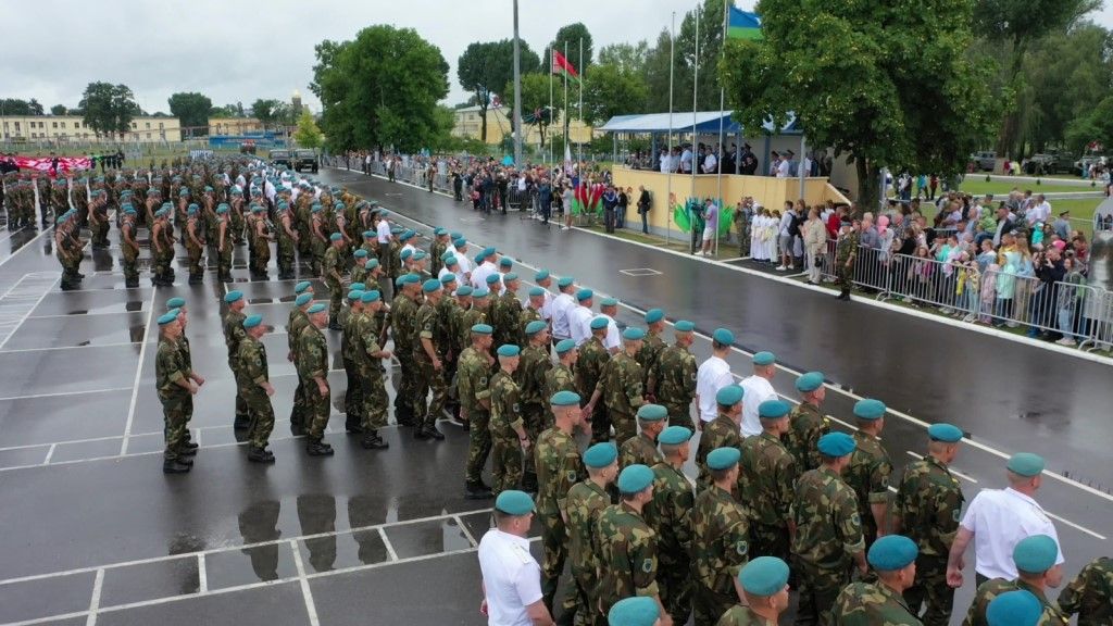 Сегодня в Бресте празднуют День ВДВ. Фото и видео