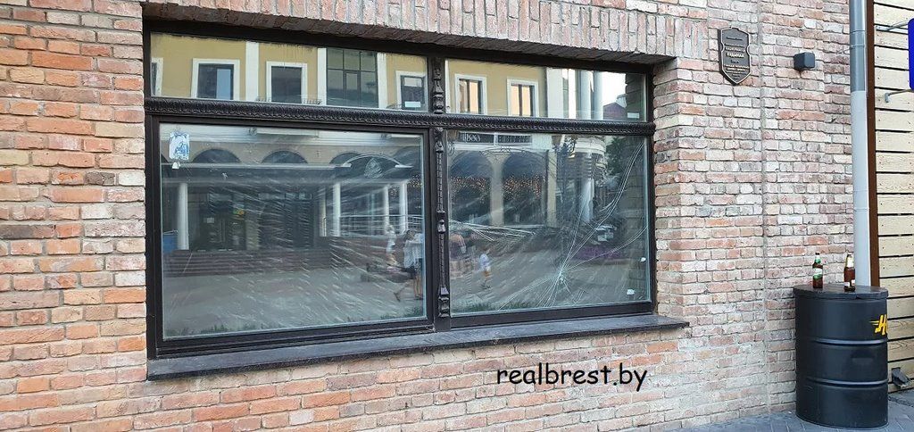 В красивом здании на Советской разбили стекло