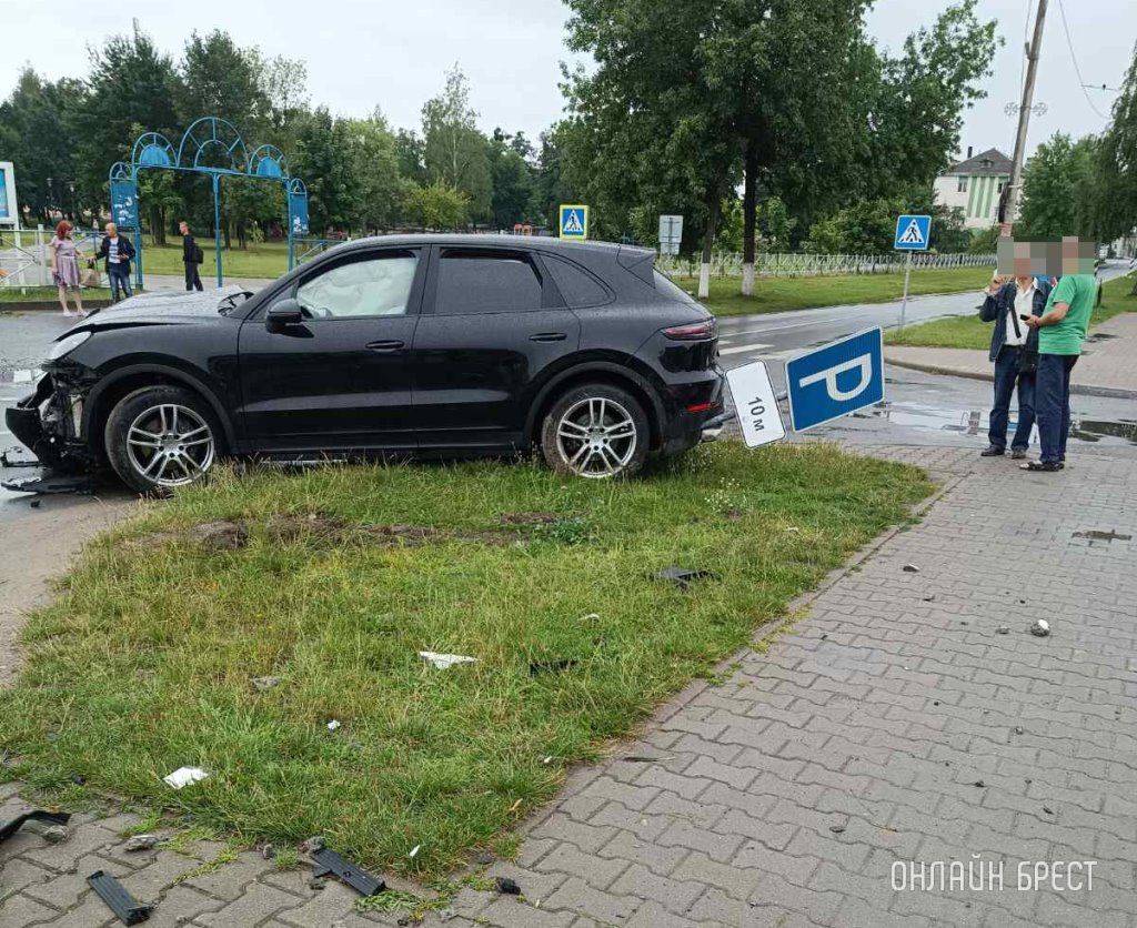 Очевидец: Porsche снес бетонный столб в Белоозерске