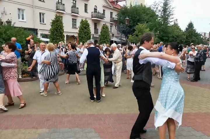 Красиво! Бал на Советской в Бресте на День города