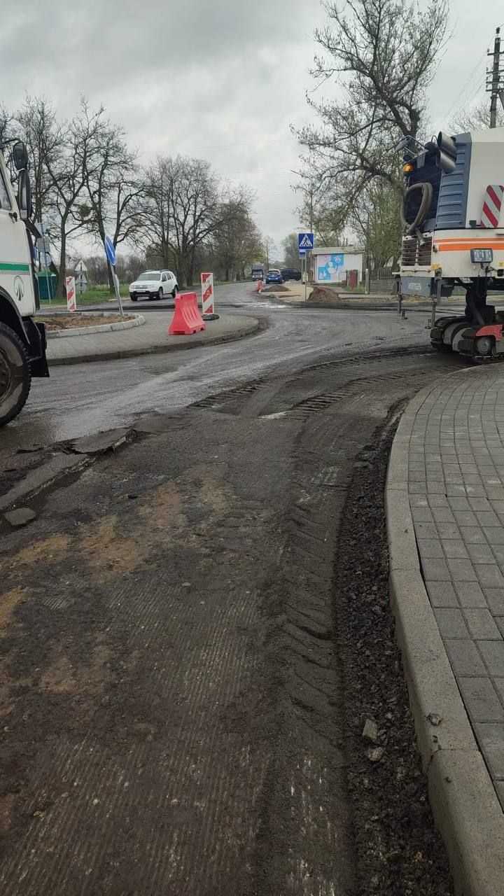 Специалисты КУП «Брестское ДЭП» ведут фрезерование улицы Свято-Афанасьевская (кольцо), готовя ее к сплошному асфальтированию