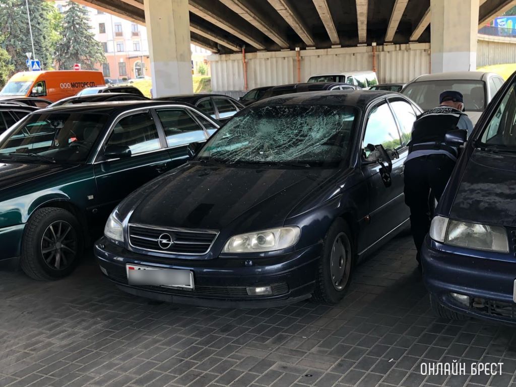 В Бресте неизвестные разбили автомобили на парковке под мостом возле автовокзала