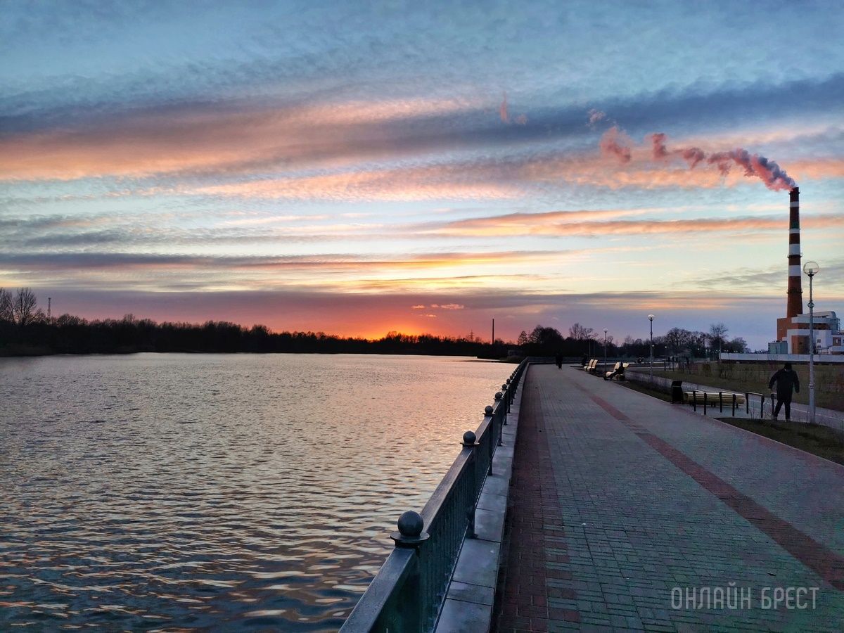 Читатель: Красивое окончание праздничного дня, 8 марта. Брест, Набережная