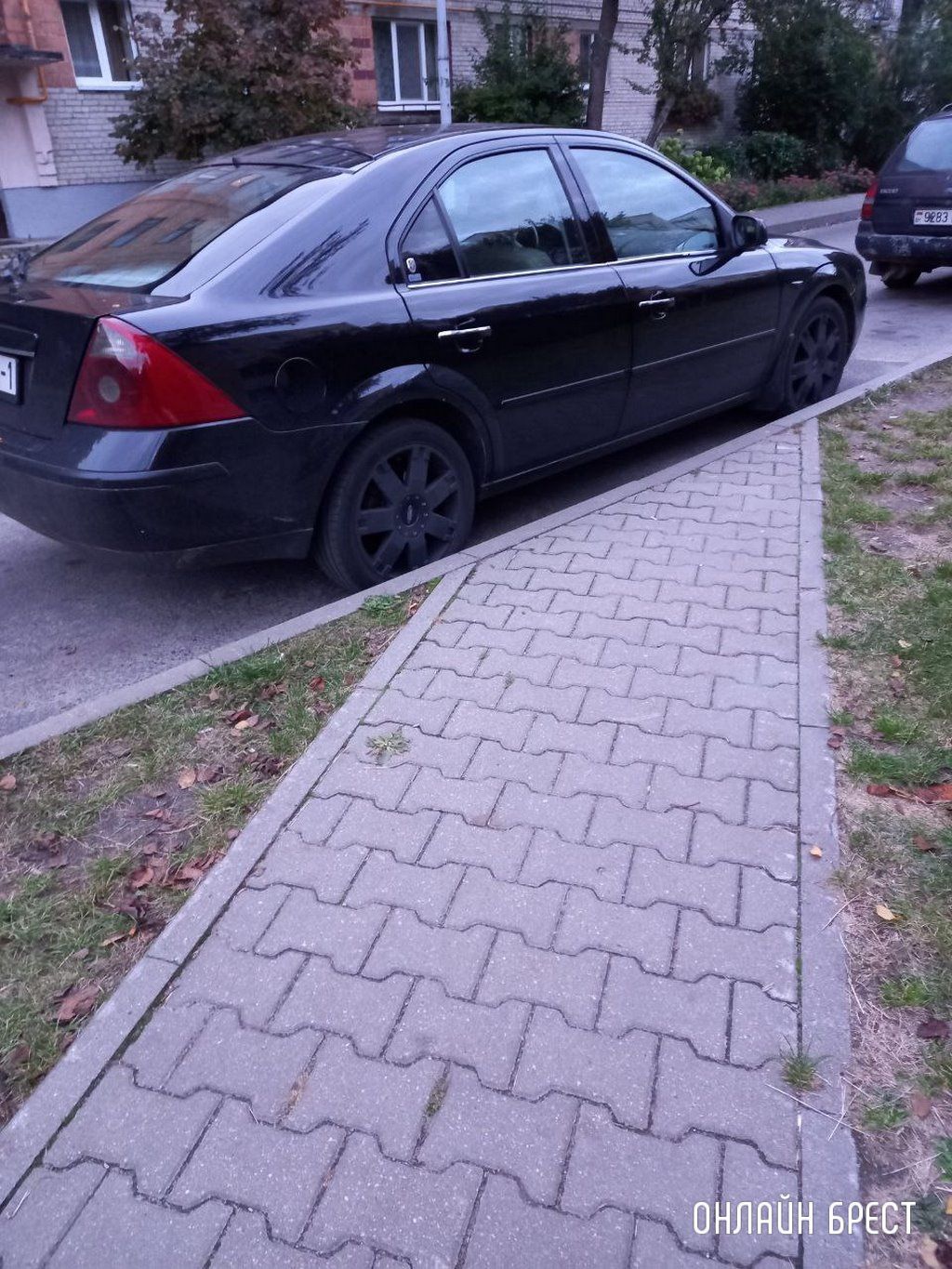 Читатель: Уважаемые водители! Подскажите пожалуйста, как ходить по тротуару пенсионерам, мамочкам с колясками, да и просто пешеходам?