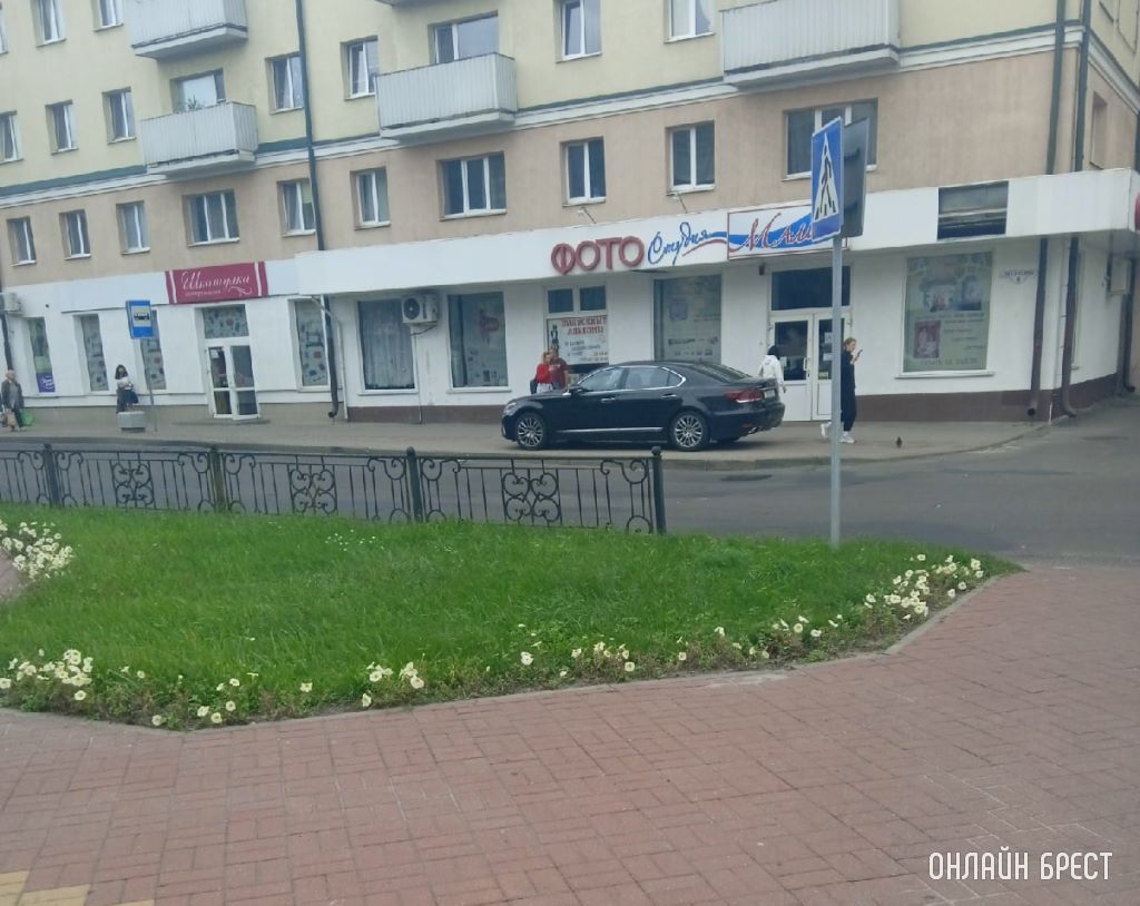 Вот так в Бресте паркуются на пешеходной зоне