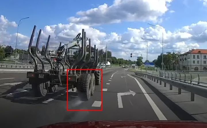 В Бресте на Западном обходе трактор тормозил, но всё равно выехал на перекресток