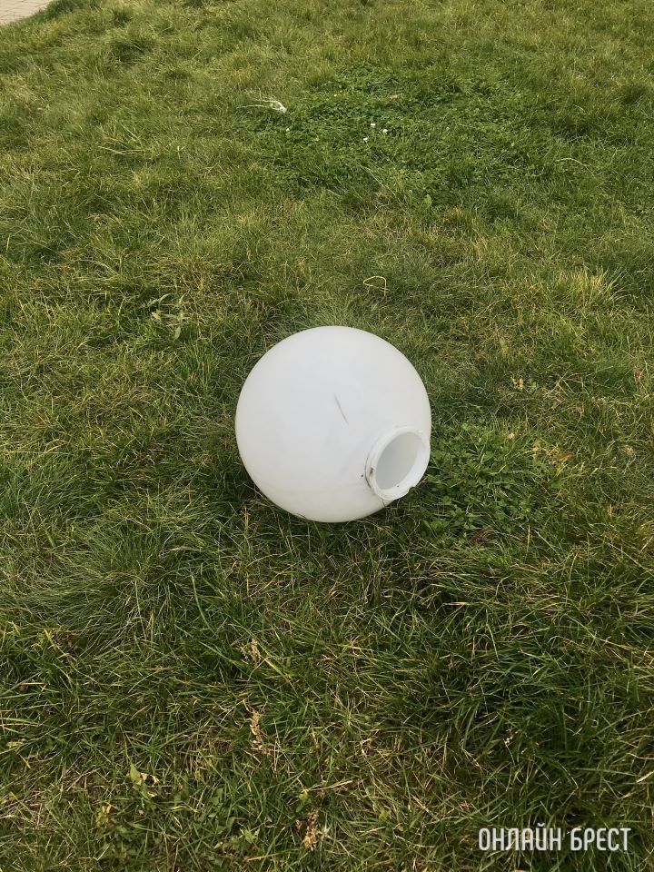 Читатель: На Сальникова в Бресте упали плафон и лампа от уличного фонаря. Плохо закрепили?