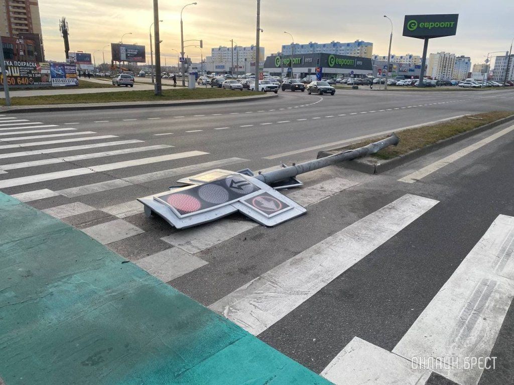 Читатель: В Бресте на Варшавском шоссе лежит светофор, который сегодня сбили
